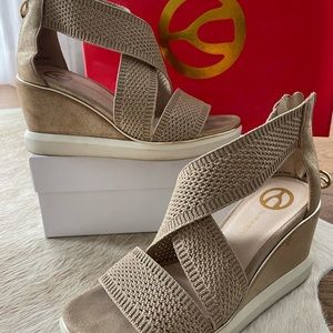 Sandal platform wishbone tan color